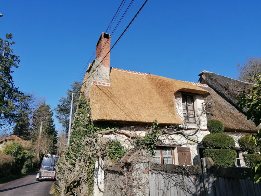 Rénovation d'une toiture en chaume.