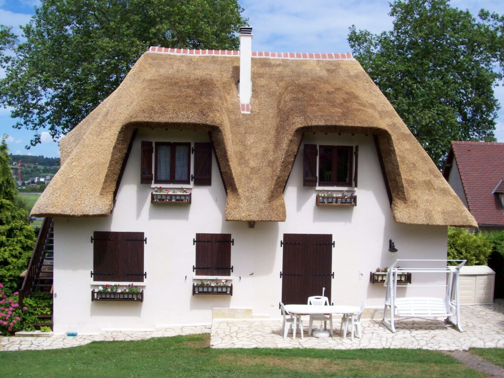 Rénovation d'une toiture en chaume.