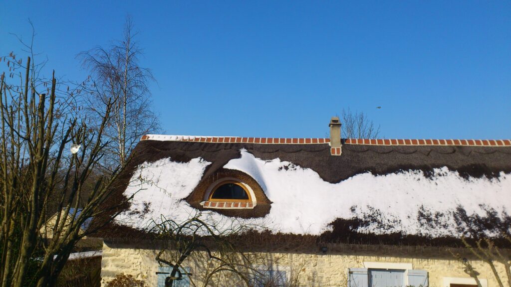 Rénovation d'une toiture en chaume.