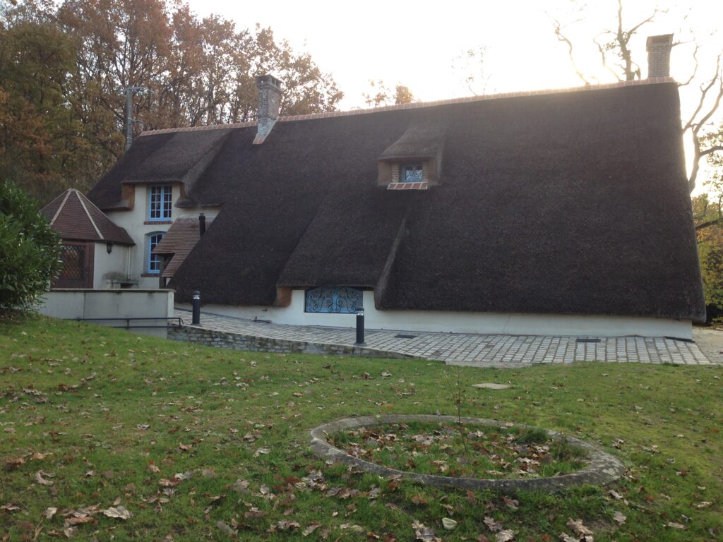 Réalisation d'une rénovation d'un toit en chaume.