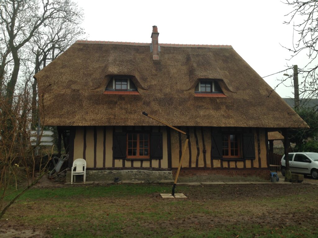 Réalisation d'une rénovation d'un toit en chaume.